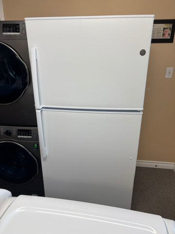 GE 32" Wide White Top Freezer Refrigerator – Full Size Refrigerator – Clean & Reliable