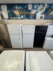 Frigidaire White Top-Freezer Refrigerator – Clean & Reliable