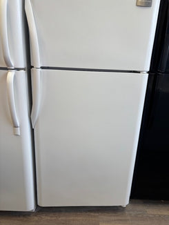 Frigidaire White Top-Freezer Refrigerator – Clean & Reliable