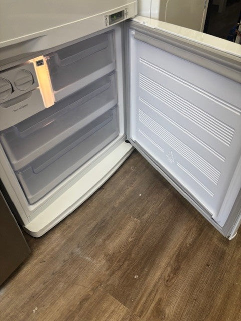 Samsung White Fridge 30" White Bottom Freezer Refrigerator – Clean & Reliable Used AP-104 - DISCOUNTED DUE TO MISSING MIDDLE SHELF FOR NOW