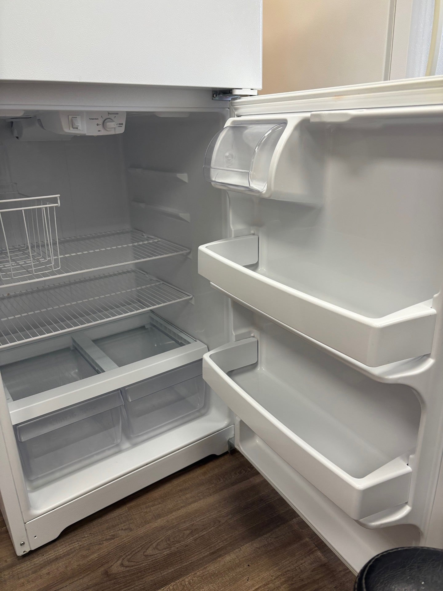 General Electric White Fridge 28" White Top Freezer Refrigerator – Clean & Reliable Used AP-113-HG