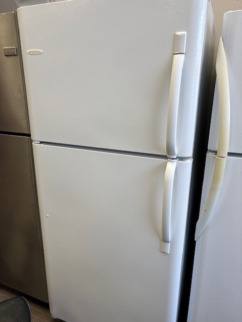 Frigidaire White Top-Freezer Refrigerator – Clean & Reliable |