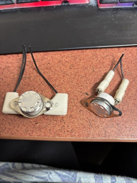 Original photo: Hisense 135°C thermostat on left with cream backing; 110°C thermostat on right with white sleeves